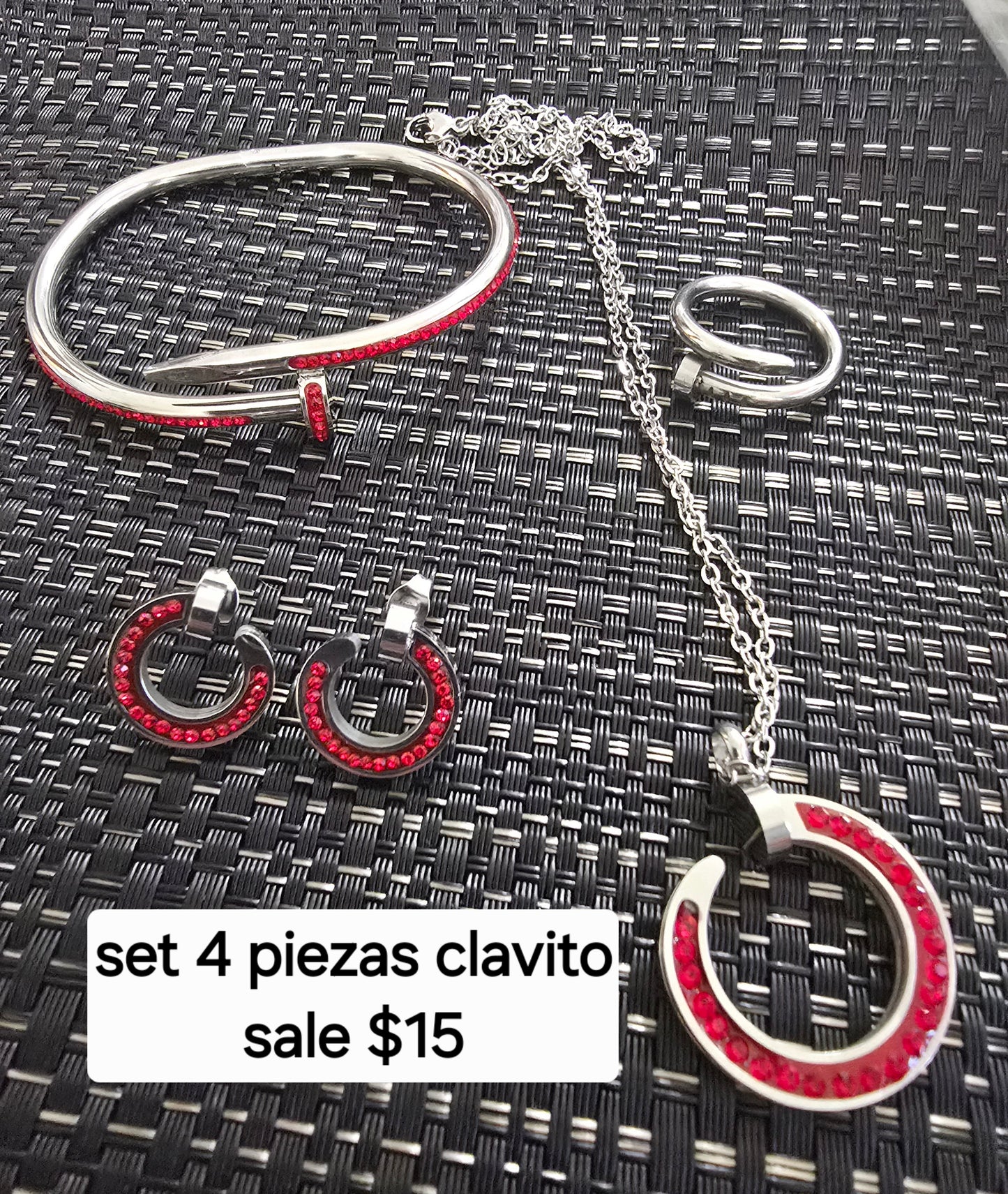 Set 4 piezas (cadena,arito,pantallas y pulsera)